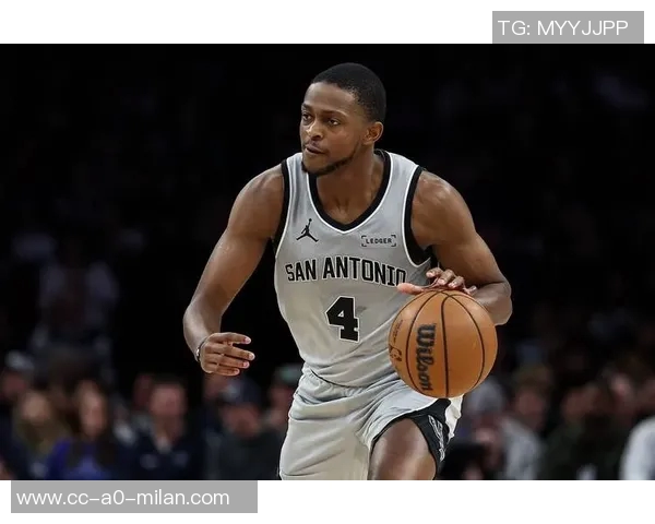 福克斯复出表现平平13投仅4中三分球命中率低迷球队需寻找新突破口 福克斯复出表现平平13投仅4中三分球命中率低迷球队需寻找新突破口