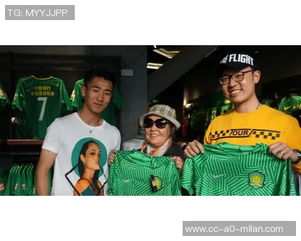 即使遭遇不公被驱逐出场华子依然在通道默默为球迷签名